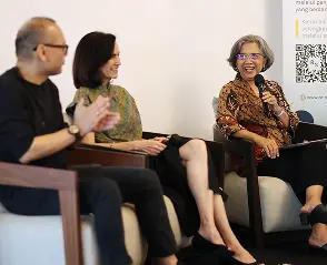 demo day 2025 Panel discussion atau interview dengan 3 orang duduk di sofa, ada backdrop dengan QR code